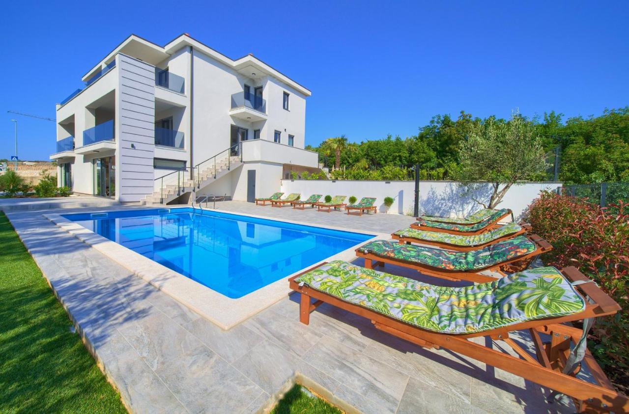 Apartments Paola & Karla With Pool Krk Town Extérieur photo