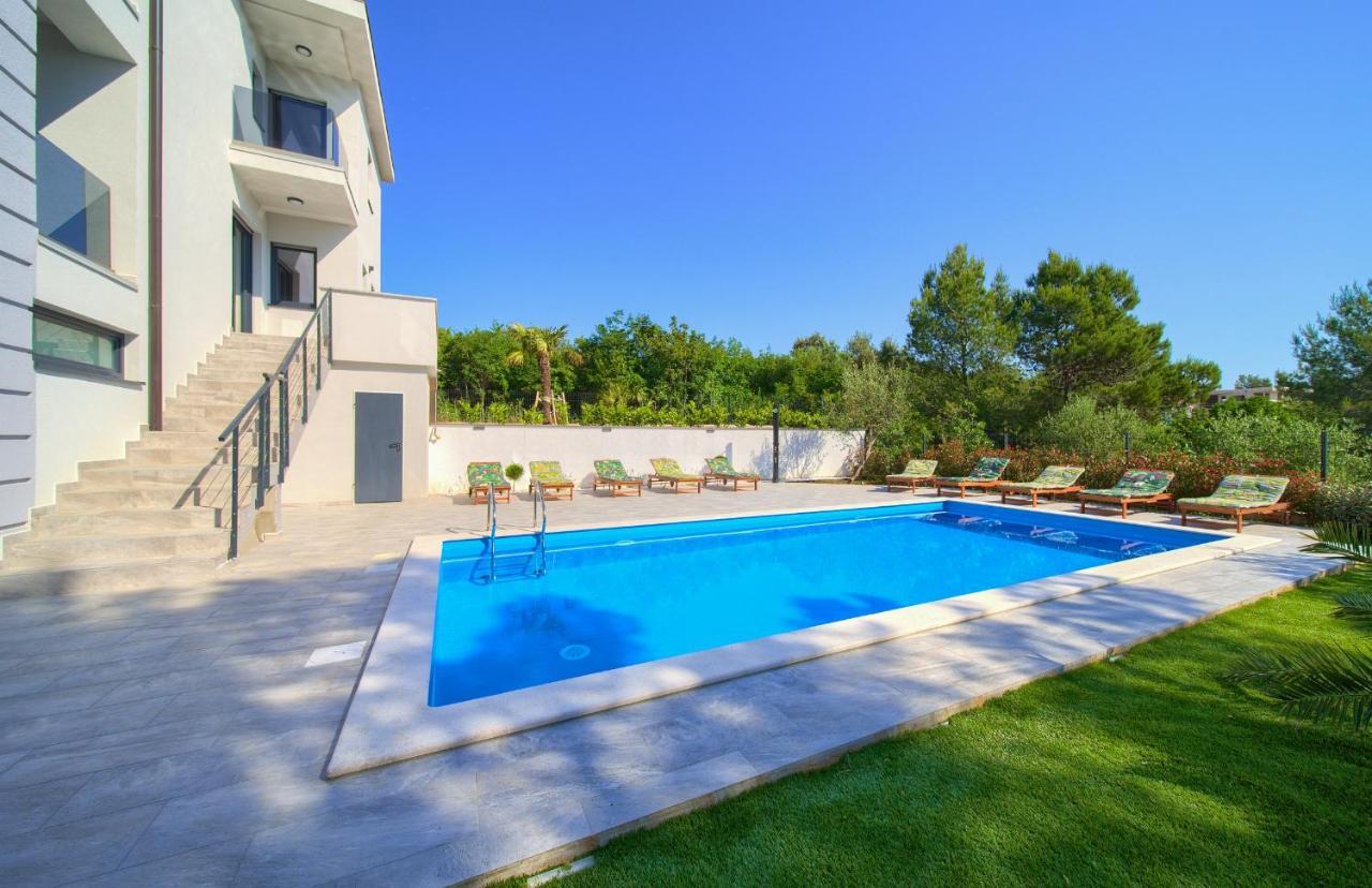 Apartments Paola & Karla With Pool Krk Town Extérieur photo
