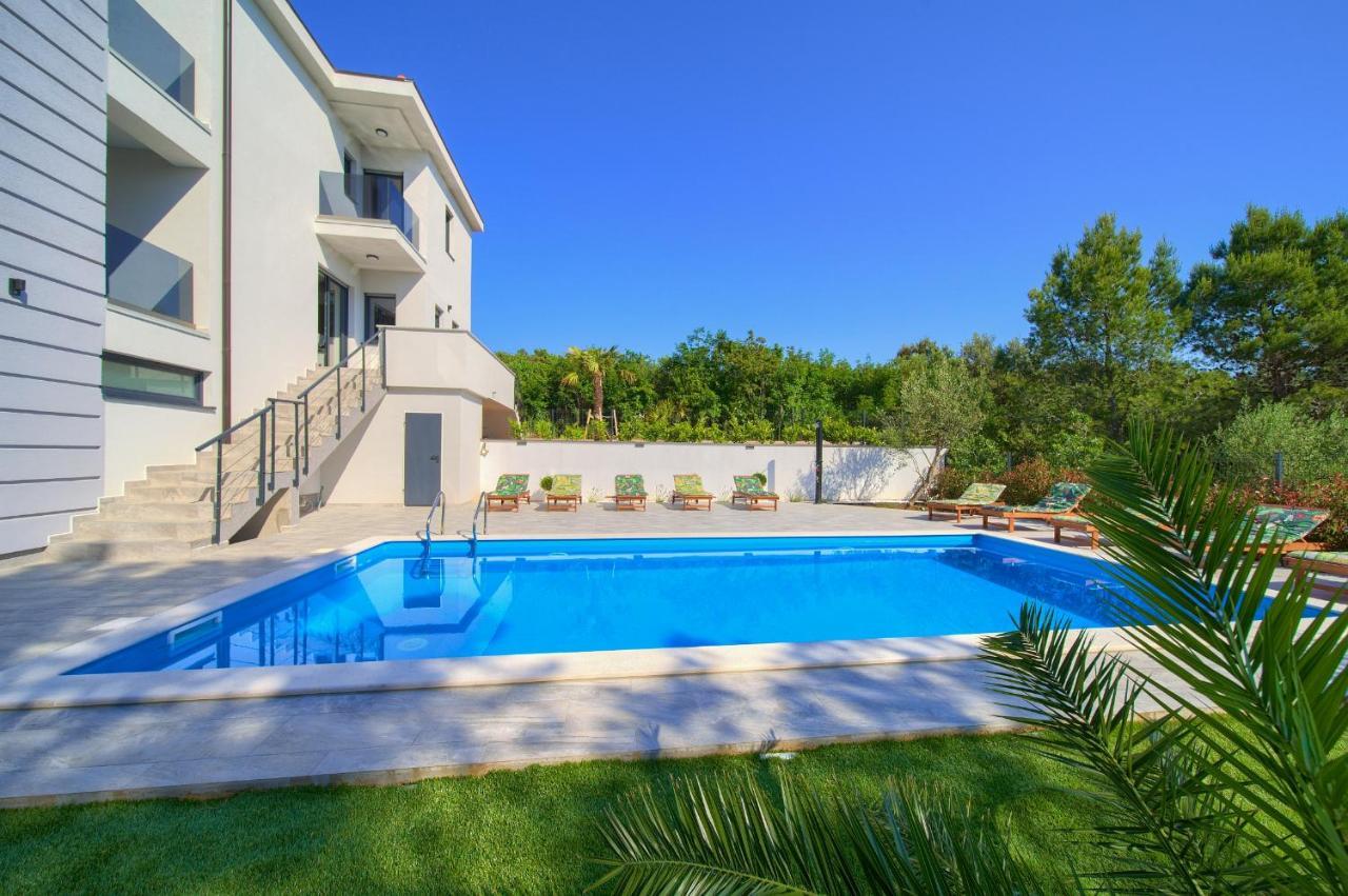 Apartments Paola & Karla With Pool Krk Town Extérieur photo