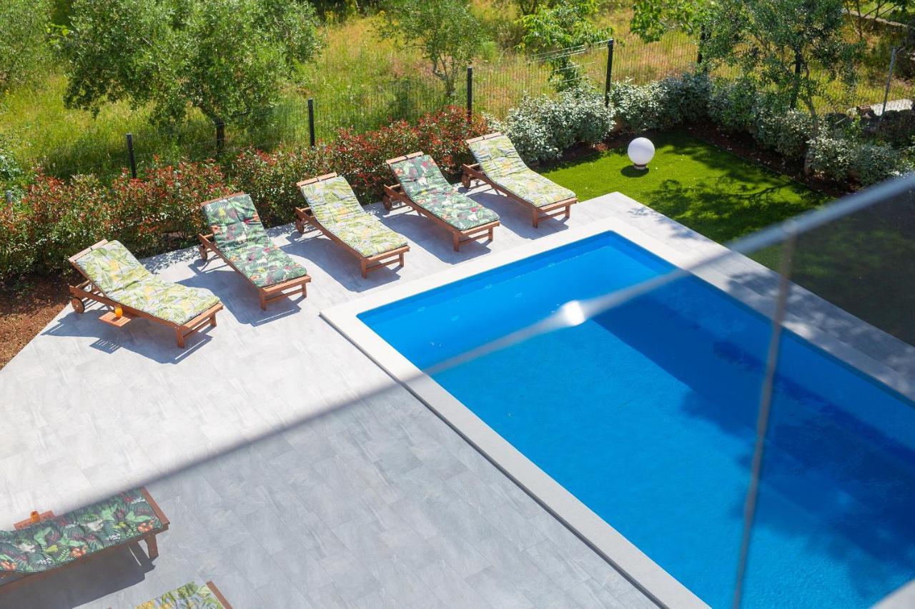 Apartments Paola & Karla With Pool Krk Town Extérieur photo