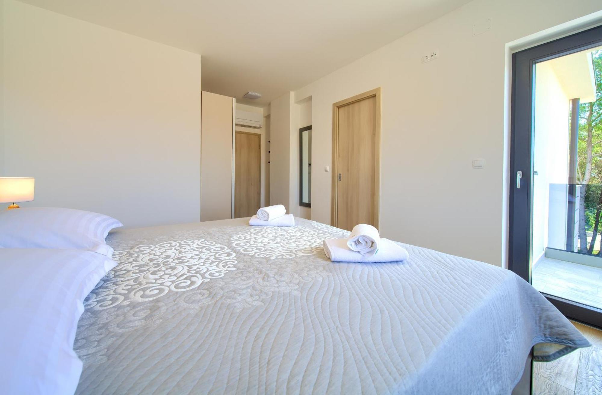 Apartments Paola & Karla With Pool Krk Town Chambre photo