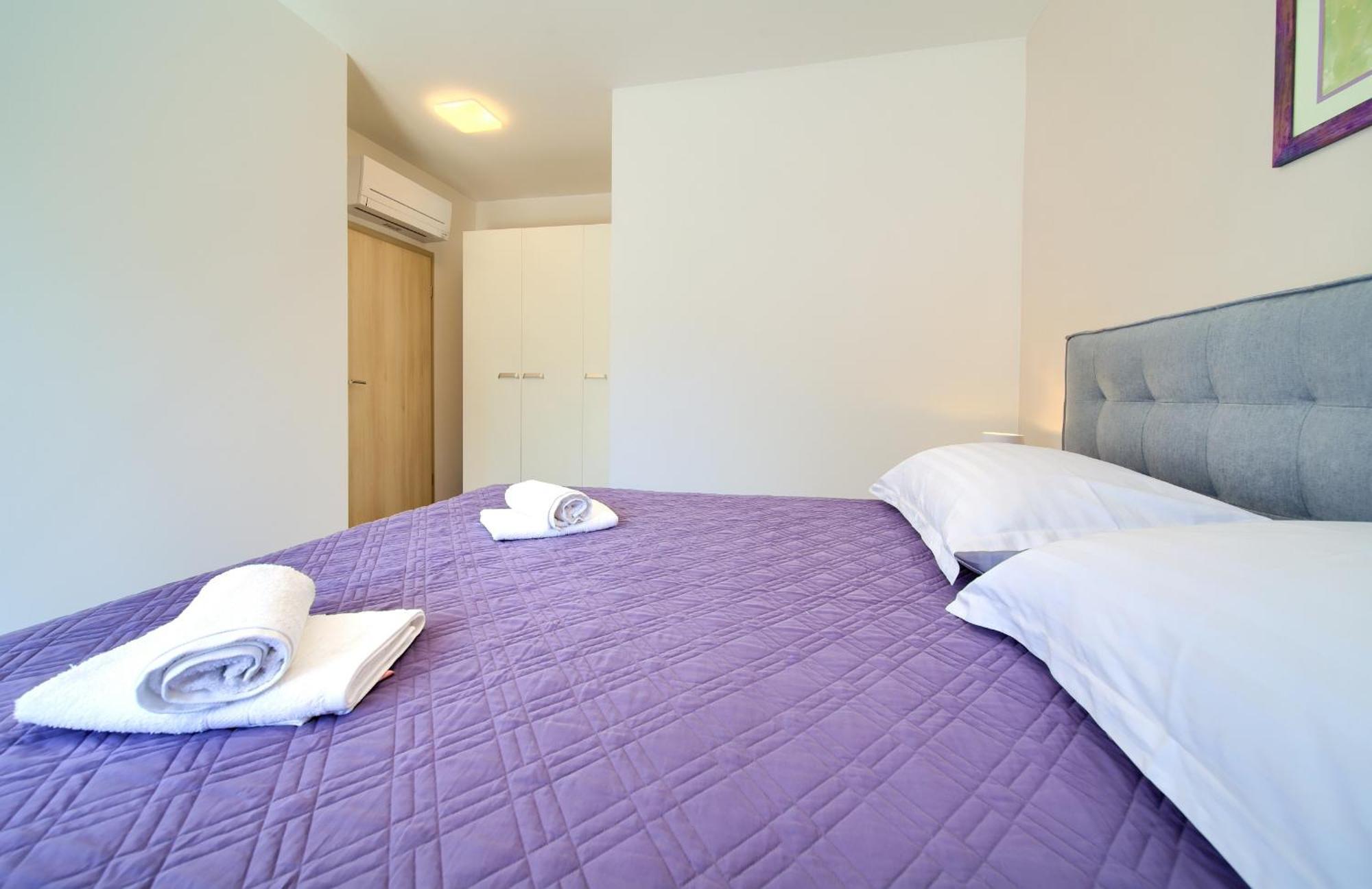Apartments Paola & Karla With Pool Krk Town Chambre photo